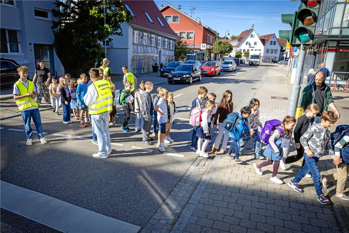 In Großaspach nehmen Drittklässler die neuen Abc-Schützen an die Hand, wenn es von der Gemeindehalle erstmals zur Conrad-Weiser-Schule quer durch den Ort geht. Foto: Alexander Becher