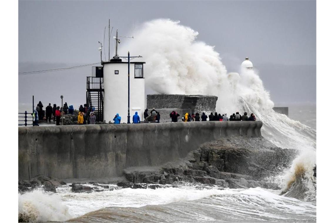 In Großbritannien stürmt es bereits: Wellen schalgen gegen die Hafenmauer von Porthcawl in Wales. Foto: Ben Birchall/PA Wire/dpa