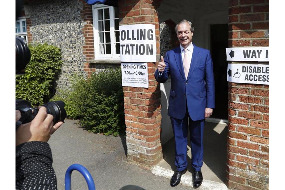 Hollands Sozialisten bei EU-Wahlauftakt überraschend stark In Großbritannien zeichnet sich ein Triumph für die Brexit-Partei von Nigel Farage ab. Hier nach der Stimmabgabe in einem Wahllokal in Biggin Hill. Foto: Alastair Grant/AP