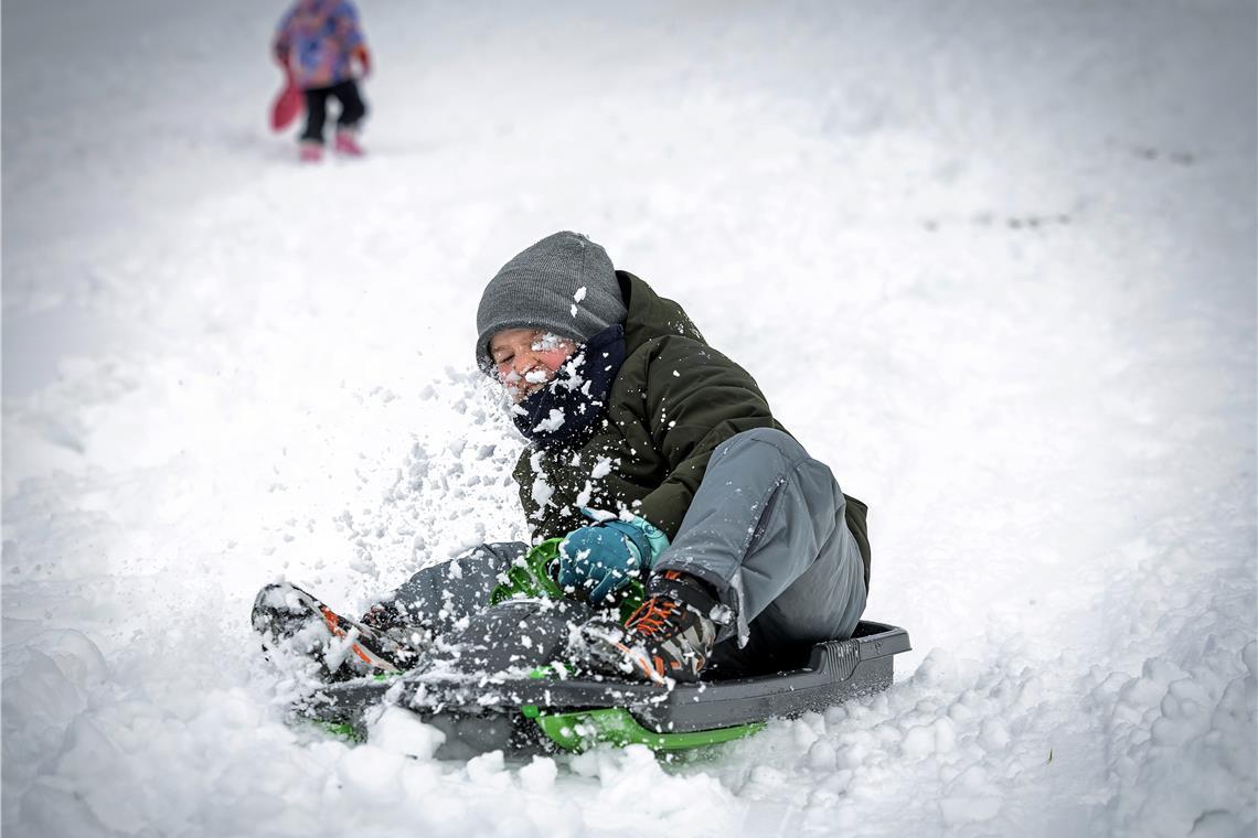 In Großerlach zeigt sich die schöne Seite des Schnees: Die Kinder können Schlitten fahren. Foto: Alexander Becher