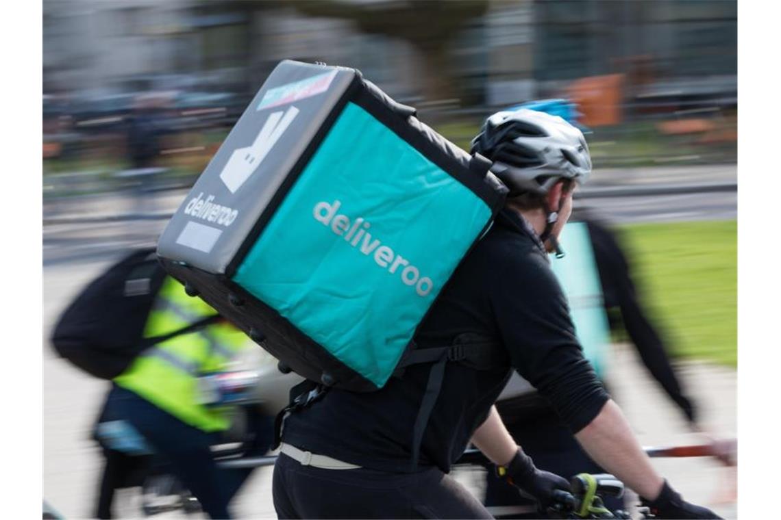 Lieferdienst-Radler klagen über schlechte Bedingungen In Großstädten konkurrieren inzwischen vor allem zwei große Anbieter: Kunden bestellen bei Deliveroo oder Lieferando per App Gerichte von Restaurants in der Nähe. Foto: Jörg Carstensen