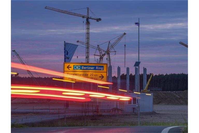 In Grünheide bei Berlin sollen ab Juli 2021 maximal 500.000 Fahrzeuge pro Jahr vom Band rollen - dabei soll nach den Plänen des Autobauers so schnell wie möglich das Maximum erreicht werden. Foto: Patrick Pleul/dpa-Zentralbild/ZB