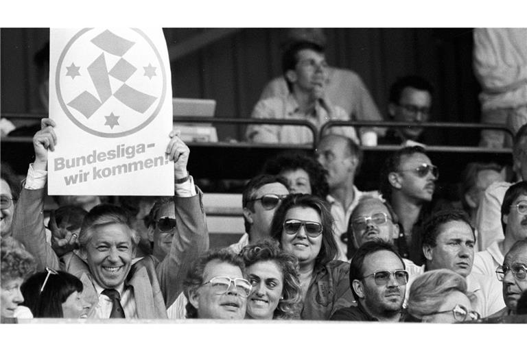 In guten alten Kickers-Zeiten hält Günther Dengler in der Saison 1987/88 ein Plakat nach oben, in der Reihe unter ihm der langjährige Präsident Axel Dünnwald-Metzler.