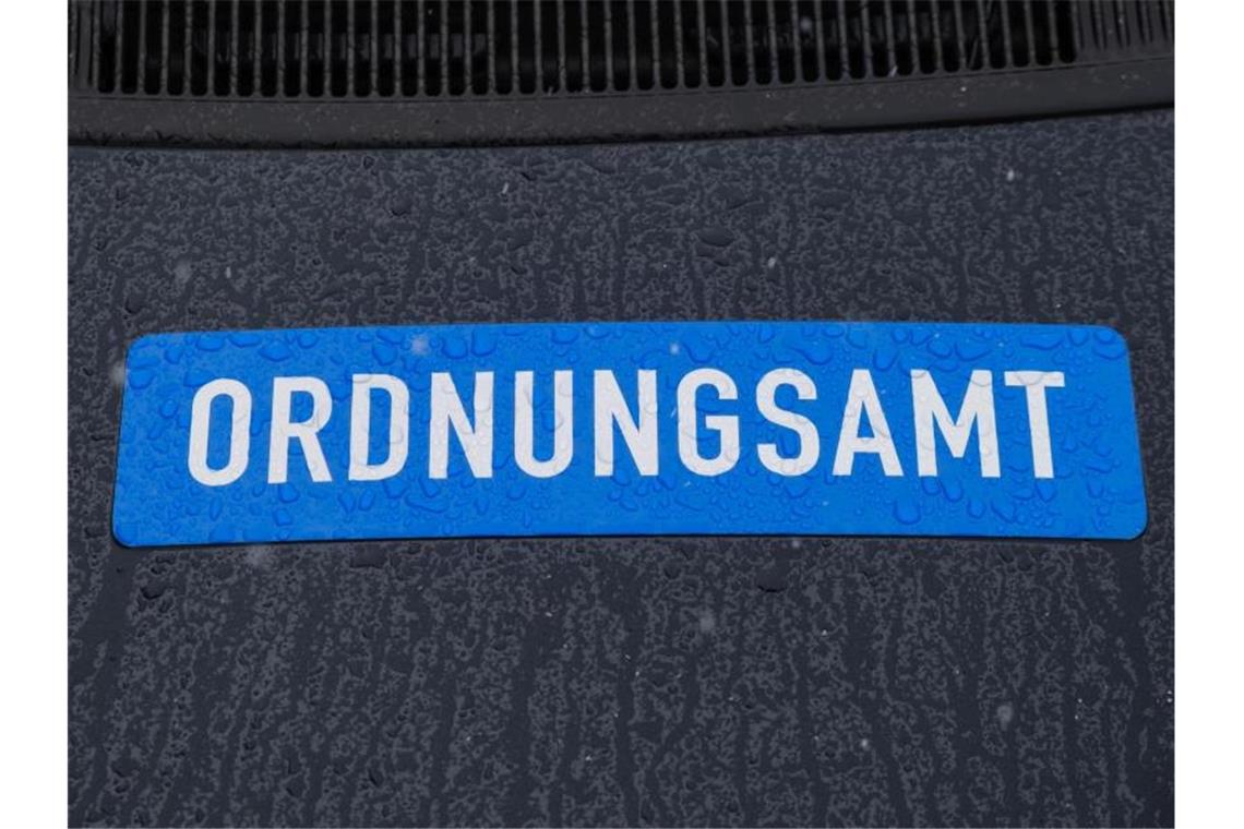 Ordnungsamt-Mitarbeiter bei Corona-Demo In Hagen haben zwei Mitarbeiter des Ordnungsamtes an einer Kundgebung gegen Corona-Impfungen teilgenommen (Symbol). Foto: Ole Spata/dpa