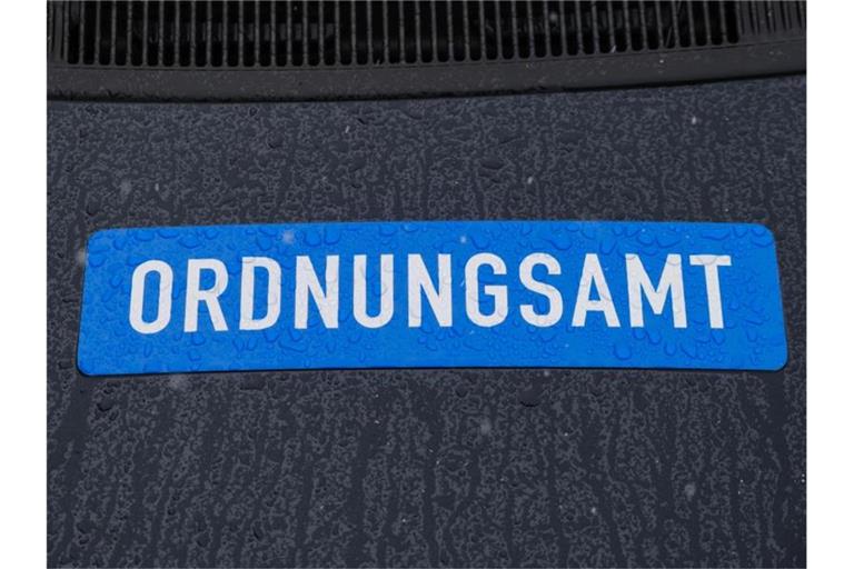 In Hagen haben zwei Mitarbeiter des Ordnungsamtes an einer Kundgebung gegen Corona-Impfungen teilgenommen (Symbol). Foto: Ole Spata/dpa