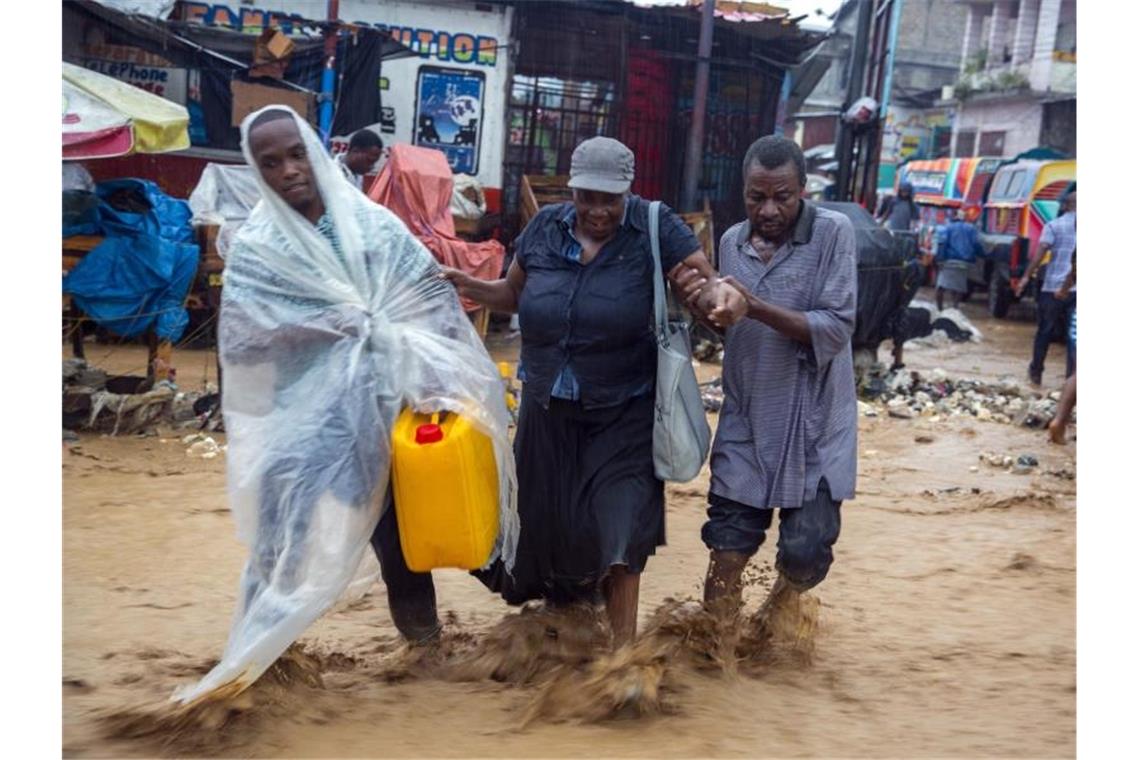 In Haitis Hauptstadt Port-au-Prince kam es durch Tropensturm „Laura“ zu überschwemmten Straßen. Foto: Dieu Nalio Chery/AP/dpa