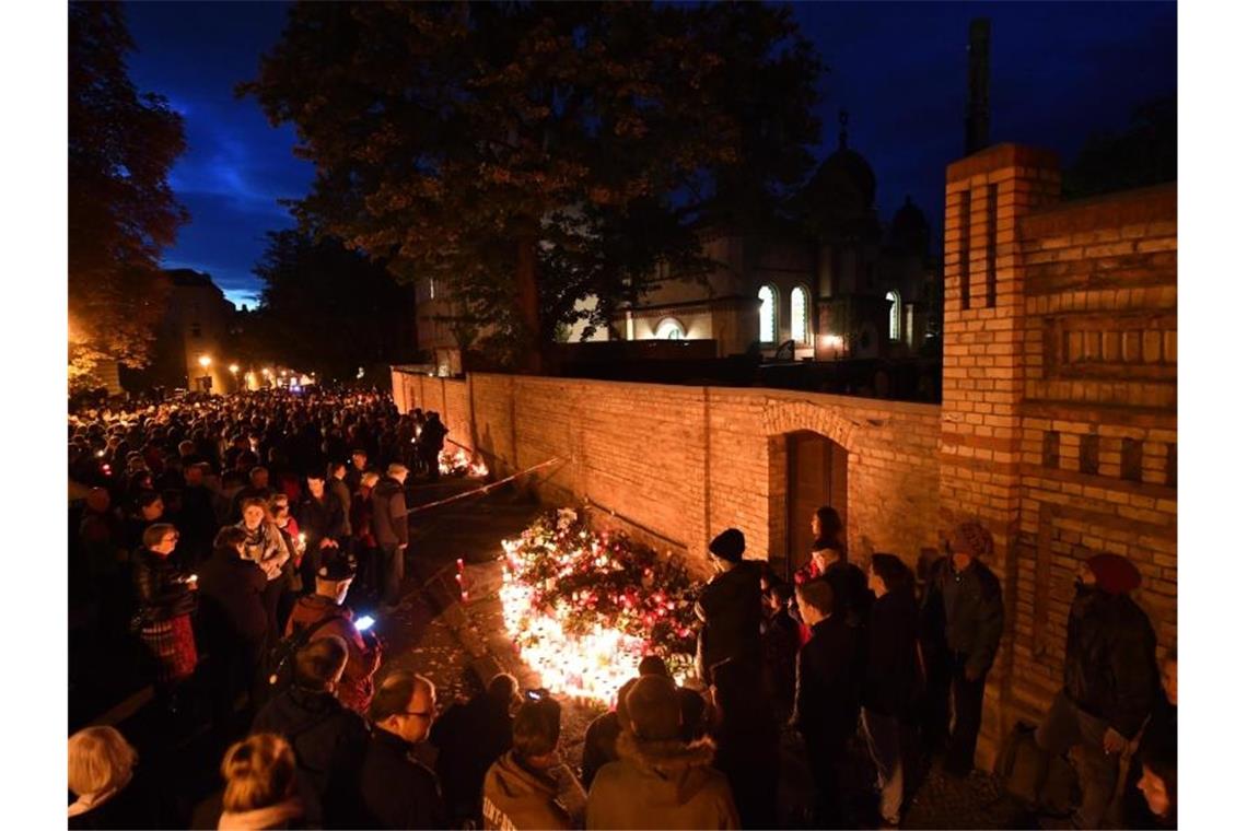 Terroranschlag von Halle: Attentäter legt Geständnis ab In Halle bekunden Hunderte Bürger mit einer Lichteraktion vor der Synagoge ihre Solidarität mit der jüdischen Gemeinde. Foto: Hendrik Schmidt/dpa