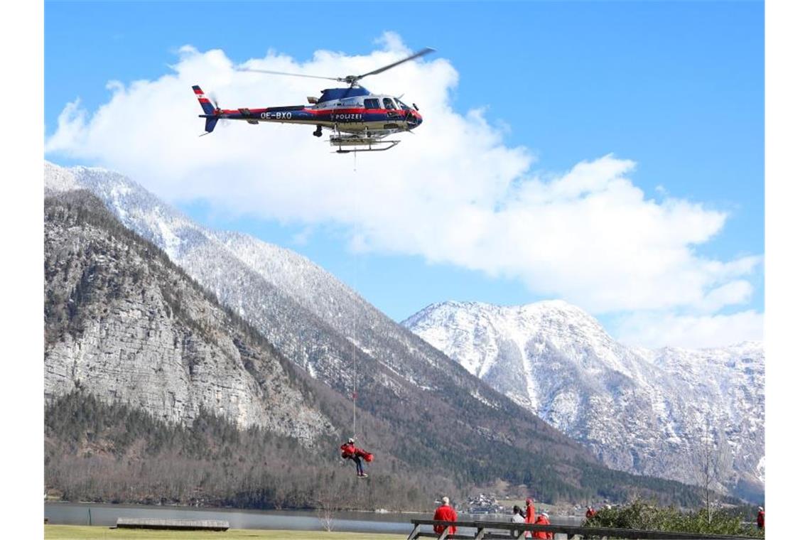 In Hallstatt nahe des Dachsteins landet ein Rettungshubschrauber. Foto: Matthias Lauber/APA/dpa