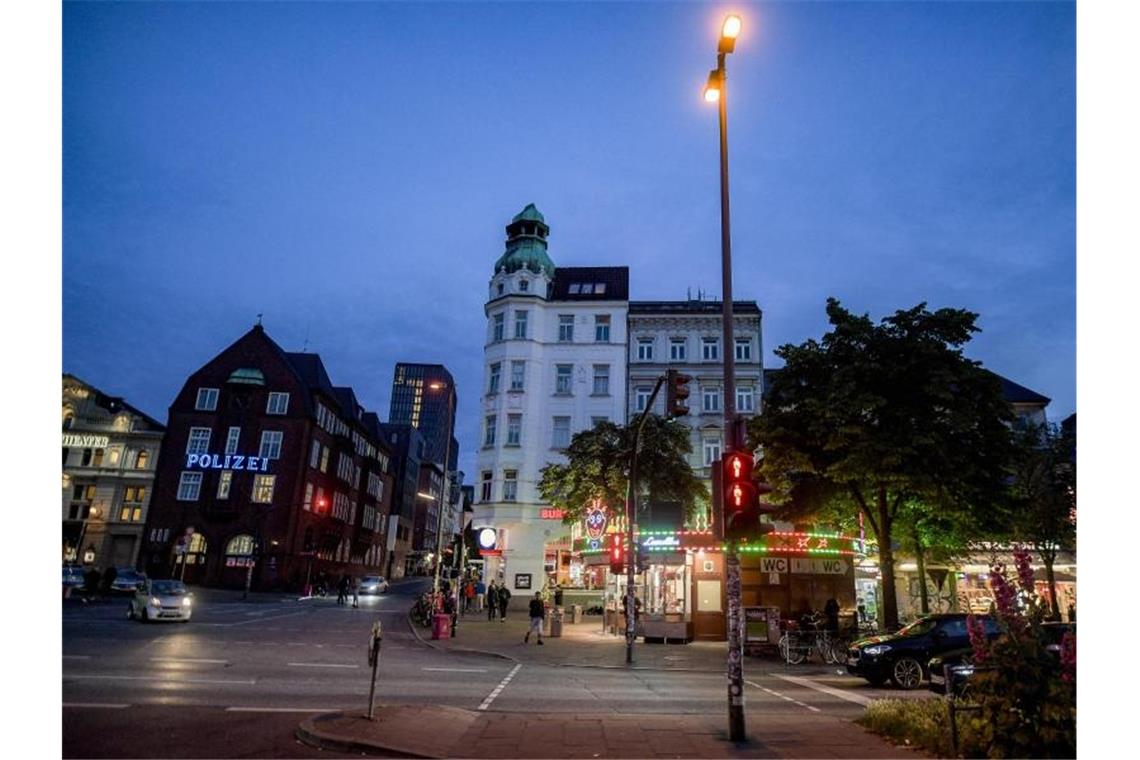 Viele Mädchen und Frauen fühlen sich in Großstädten unsicher In Hamburg fühlen sich Mädchen und Frauen vor allem auf der Reeperbahn und am Hauptbahnhof unsicher. Foto: Axel Heimken/dpa