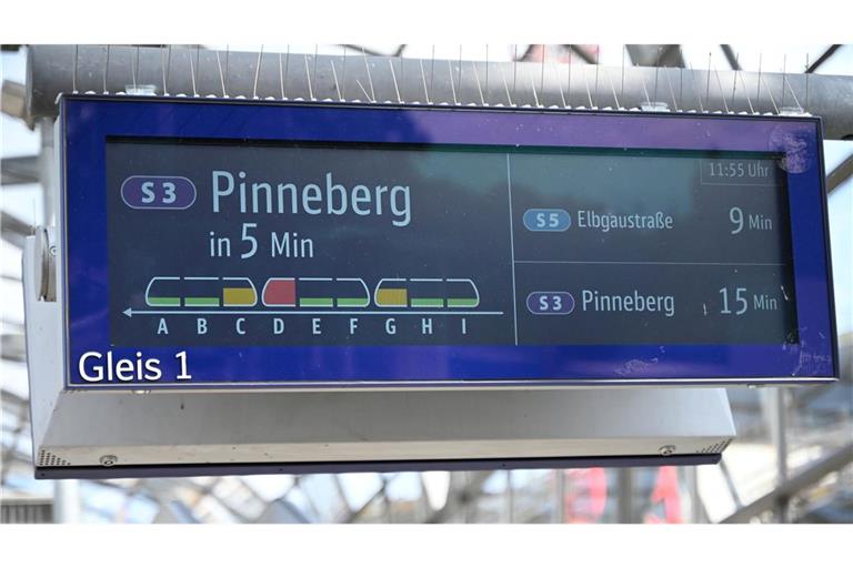 In Hamburg informiert eine Anzeige über die Auslastung einer S-Bahn.