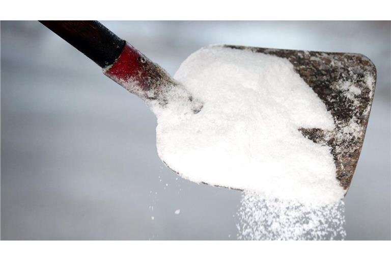 In Hamburg ist der Einsatz von Tausalz vorübergehend wieder erlaubt. (Symbolbild)