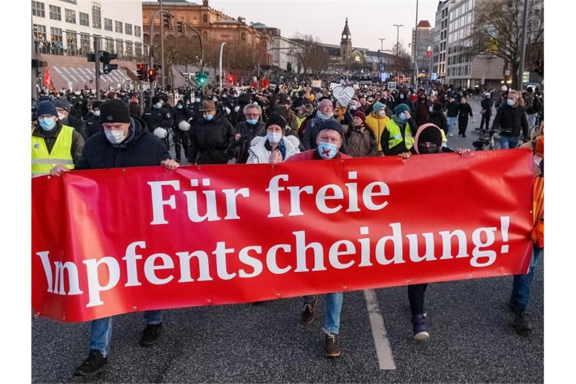 Impfgegner in Hamburg: „Opfer-Narrativ ist sehr ausgeprägt“ In Hamburg waren zuletzt 11.500 Impfgegner und Corona-Skeptiker auf die Straße gegangen. Foto: Markus Scholz/dpa