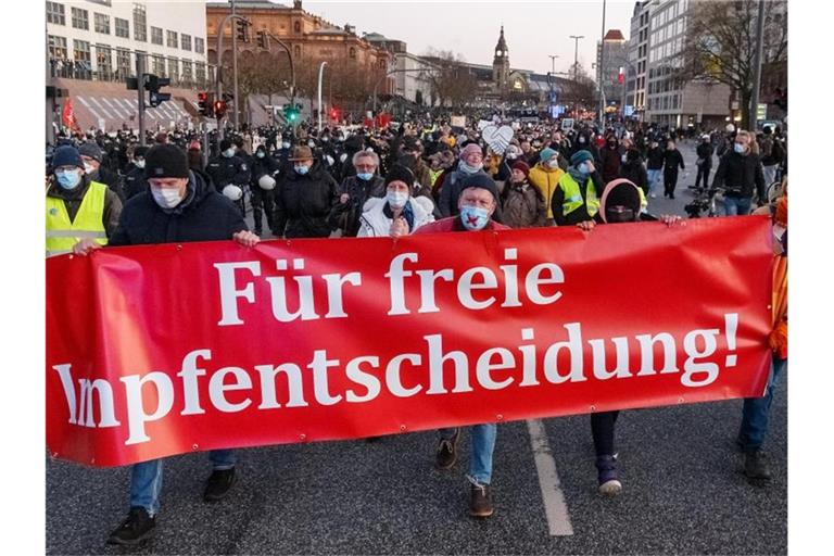 In Hamburg waren zuletzt 11.500 Impfgegner und Corona-Skeptiker auf die Straße gegangen. Foto: Markus Scholz/dpa