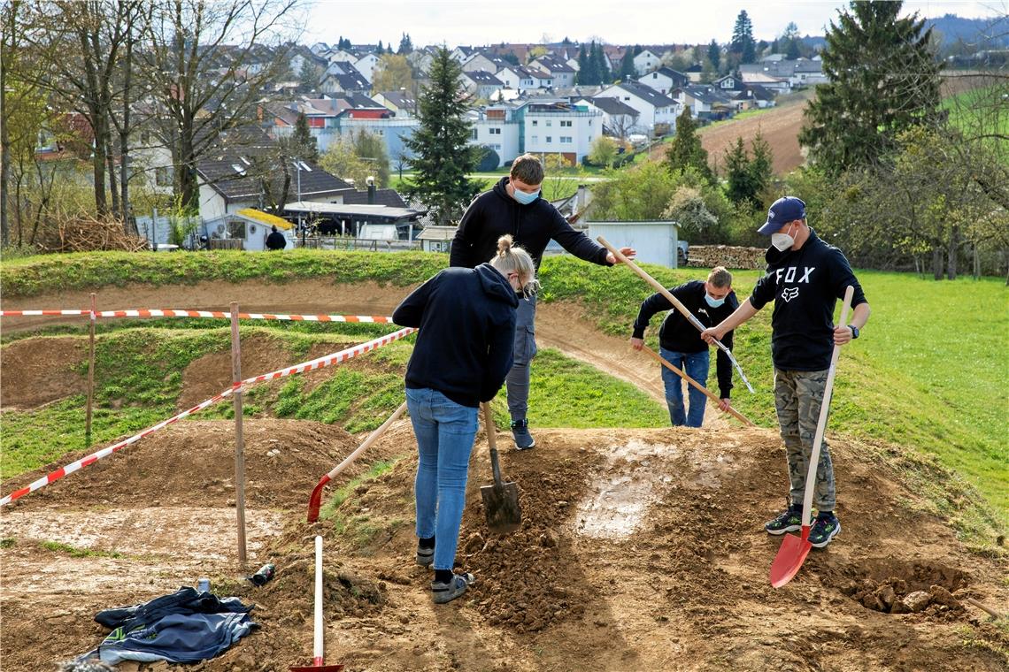 Größer, höher, schneller, steiler In Handarbeit werden die letzten Arbeiten vorgenommen: David Lindenlaub, Phillip Durst, Simon Katzer und Campino Kastner (von links) passen die Strecke an ihre Bedürfnisse an.