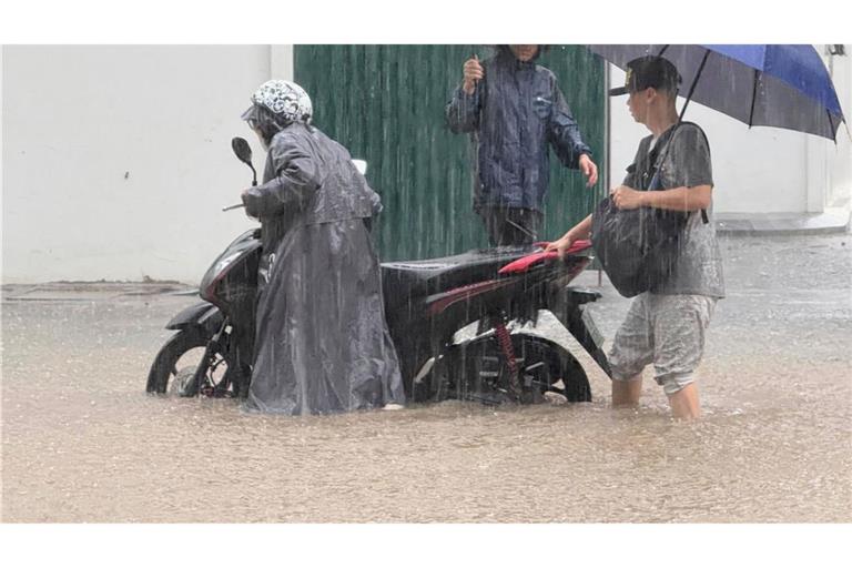 In Hanoi standen viele Straßen unter Wasser.