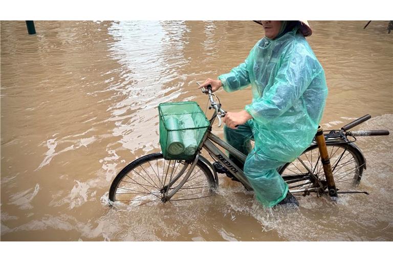 In Hanoi waren viele Straßen völlig überflutet.