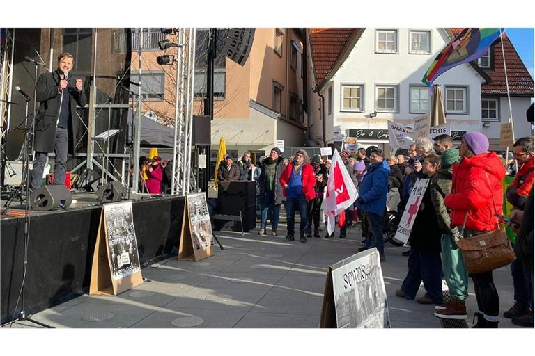 In Hechingen versammeln sich Hunderte, um ihrem Protest gegen die AfD Ausdruck zu verleihen.