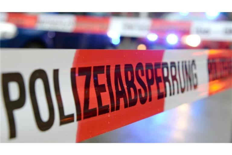 In Heidenheim hat ein Passant eine Leiche in der Brenz gefunden. Einsatzkräfte bargen den toten Mann aus dem Wasser.