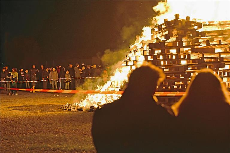 In Heiningen gibt es auch in diesem Jahr wieder ein großes Sonnwendfeuer. Archivfoto: Tobias Sellmaier
