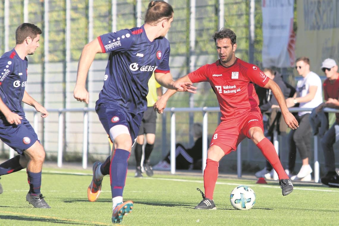 In Hofherrnweiler erster Sieger, bei der Wahl zum ARD-Tor des Monats August auf Rang zwei: Shqiprim Binakaj. Der erfahrene Fußballer bleibt nach dem 4:1 im Aalener Stadtteil das Maß der Dinge in der Verbandsliga. Foto: A. Hornauer 