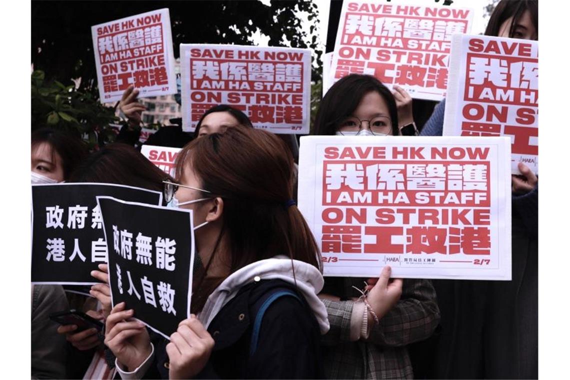 Coronavirus: China räumt „Unzulänglichkeiten“ ein In Hongkong demonstrieren Krankenhausmitarbeiter für die Schließung der Grenze zu China - zum Schutz vor dem Coronavirus. Foto: Liau Chung-Ren/ZUMA Wire/dpa