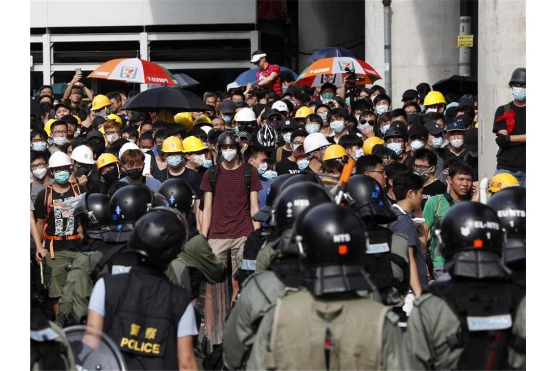 In Hongkong sind am Samstag trotz eines Polizeiverbots wieder Menschen auf die Straße gegangen. Foto: Bobby Yip/AP
