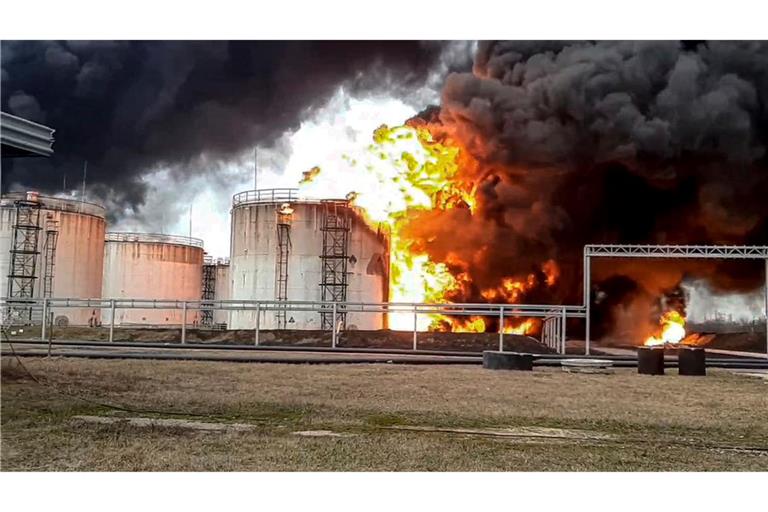 In ihrem Abwehrkampf gegen Moskaus Angriffskrieg gelangen der Ukraine immer wieder empfindliche Schläge russische Ölanlagen. (Archivbild)