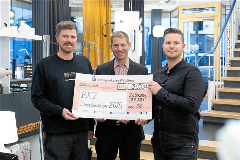 In ihrem Beleuchtungshaus in der Backnanger Marktstraße übergeben Ralf Peter (links) und Heiko Peter den Spendenscheck an BKZ-Redaktionsleiter Kornelius Fritz. Foto: Alexander Becher
