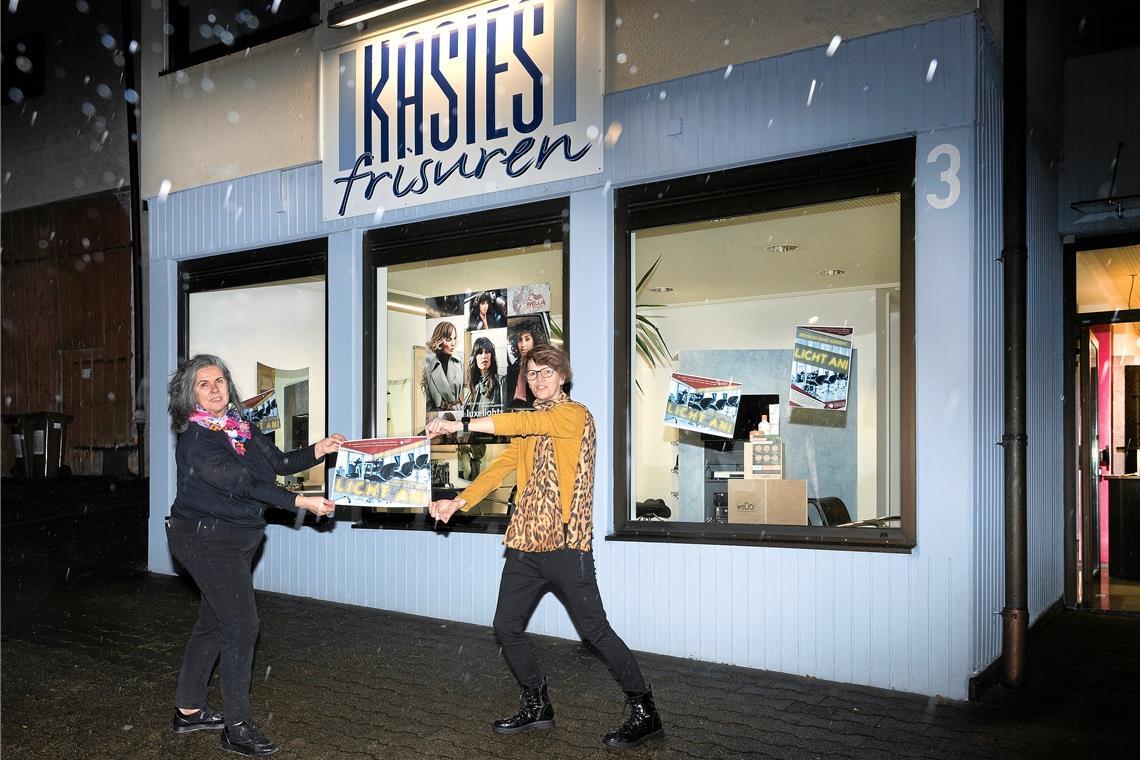 „Es soll jetzt endlich wieder losgehen“ In ihrem Friseursalon in Weissach im Tal setzen Sylvia Siess (links) und Andrea Kaiser-Pfeil ein Zeichen und lassen das Licht an. Foto: J. Fiedler