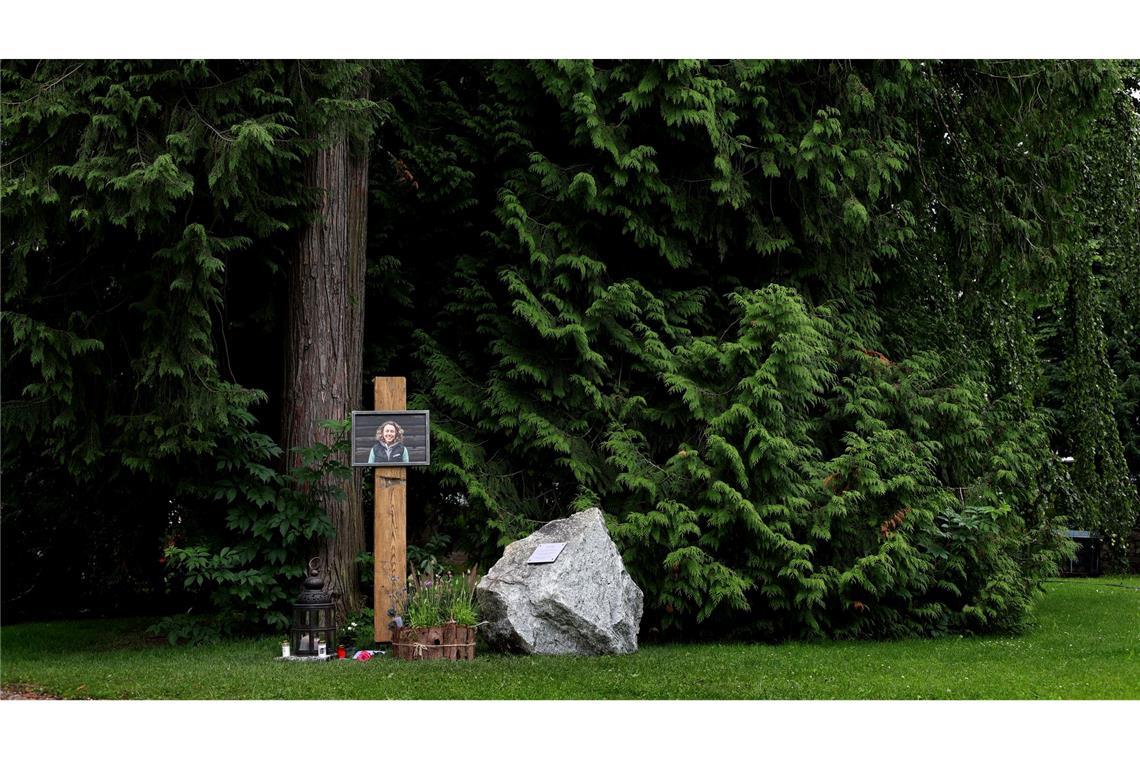In ihrem Heimatort Garmisch-Partenkirchen gibt es eine kleine Gedenkstätte im Kurpark. (Archivbild)