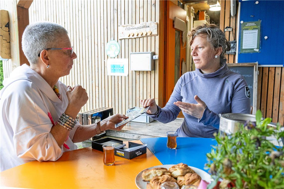 In ihrem Podcast lassen Silke Müller-Zimmermann (links) und Claudia Fischer ihre Gäste Fragekarten ziehen. Foto: Alexander Becher