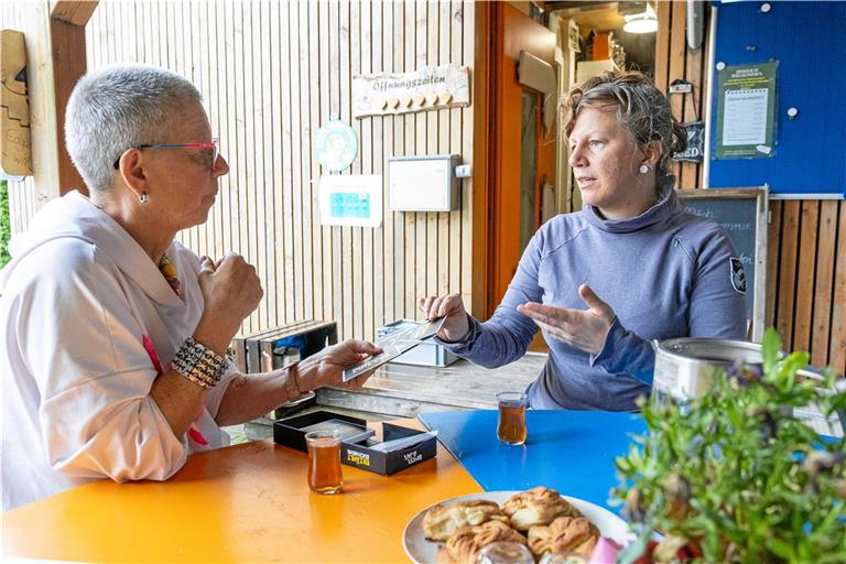 In ihrem Podcast lassen Silke Müller-Zimmermann (links) und Claudia Fischer ihre Gäste Fragekarten ziehen. Foto: Alexander Becher