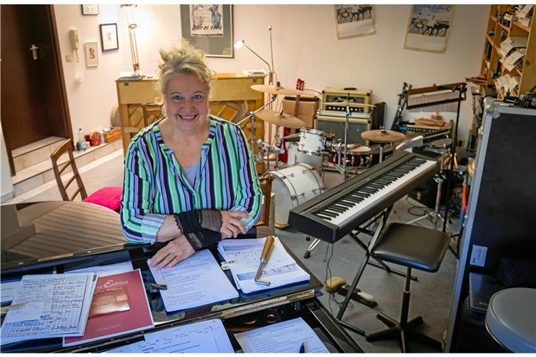 In ihrem Probenraum hat Annette Hölzl eine Vielzahl von Instrumenten zur Auswahl. Foto: Alexander Becher