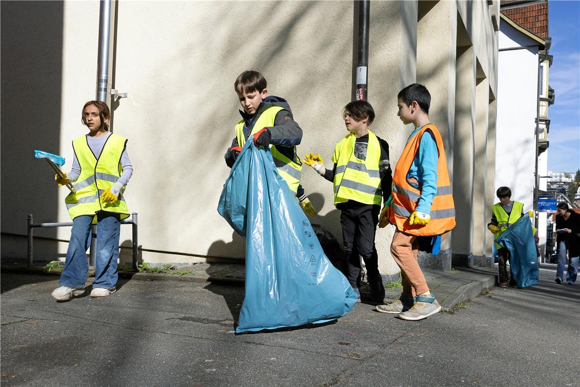 In ihrem zugewiesenen Areal suchen die Schülerinnen und Schüler alles genau ab. Fotos: Alexander Becher