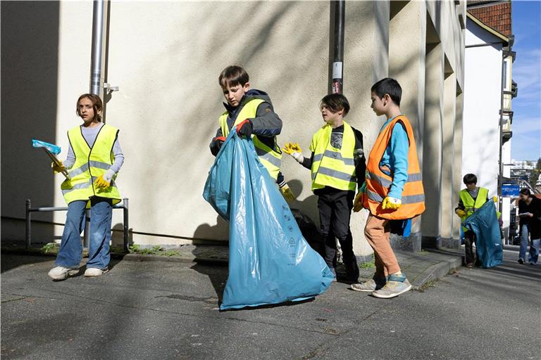 In ihrem zugewiesenen Areal suchen die Schülerinnen und Schüler alles genau ab. Fotos: Alexander Becher