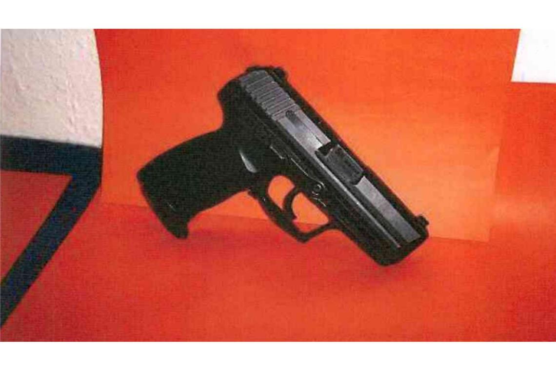 In ihrem Zwickauer-Unterschlupf fotografierten die NSU-Terroristen die gestohlene Dienstwaffe des in Heilbronn 2007 niedergeschossenen Polizisten Martin A., um sie später in ihr Bekennervideo einzufügen.