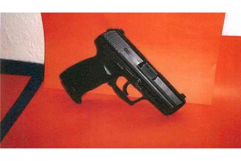 In ihrem Zwickauer-Unterschlupf fotografierten die NSU-Terroristen die gestohlene Dienstwaffe des in Heilbronn 2007 niedergeschossenen Polizisten Martin A., um sie später in ihr Bekennervideo einzufügen.