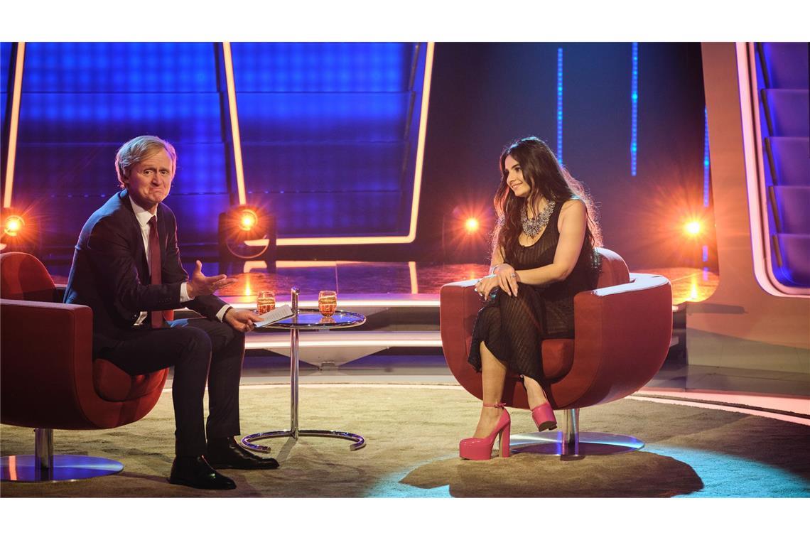 In ihren Träumen ist Nelly (Bayan Layla) eine erfolgreiche Sängerin, die der Moderator (Pierre M. Krause) begeistert in seiner Show präsentiert wird.