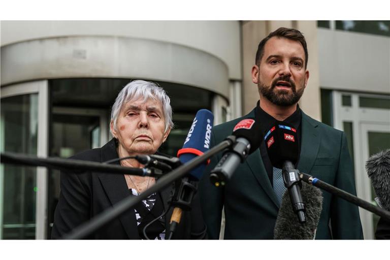 In ihrer Klage fordert die Kundin Rita M. - hier neben ihrem Anwalt Daniel Kuhlmann - von dem Geldinstitut Schadenersatz.