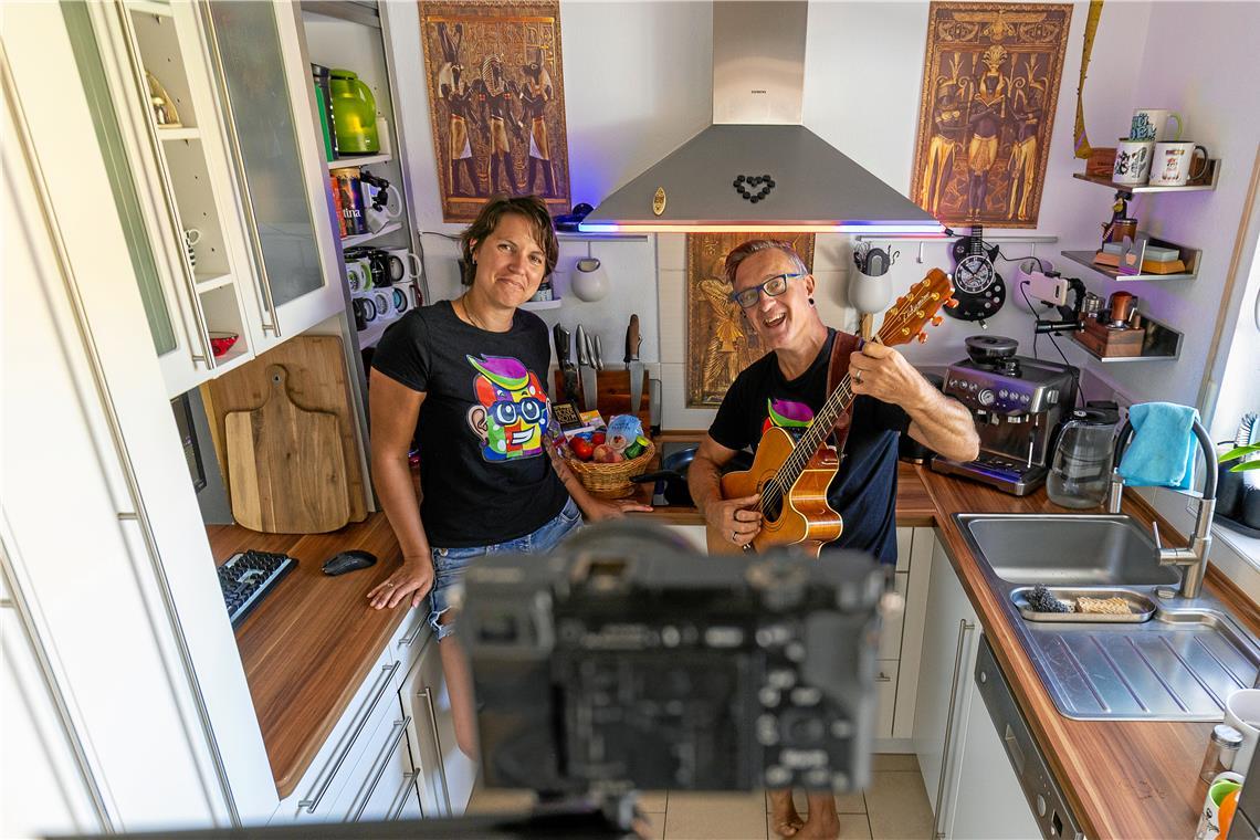 In ihrer Küche nehmen Jule und Marcus ihren dienstäglichen Stream „Musikkochen“ auf. An drei Stellen im Raum sind dafür Kameras angebracht. Fotos: Alexander Becher