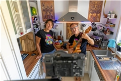 In ihrer Küche nehmen Jule und Marcus ihren dienstäglichen Stream „Musikkochen“ auf. An drei Stellen im Raum sind dafür Kameras angebracht. Fotos: Alexander Becher