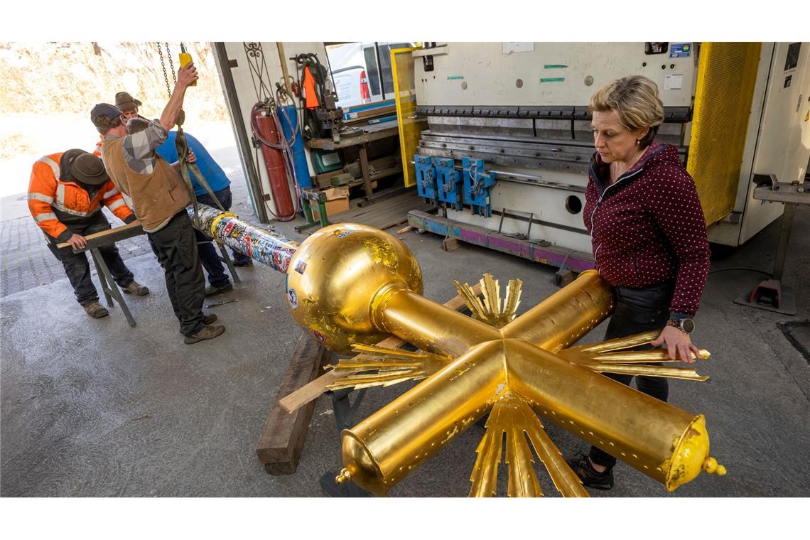 In ihrer Werkstatt hat Kunstschmiedin Andrea Würzinger das Kreuz restauriert. (Archivbild)