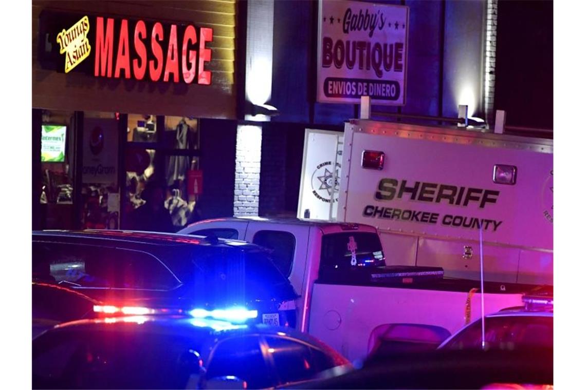 In insgesamt drei Massage-Salons sind Menschen ums Leben gekommen. Foto: Mike Stewart/AP/dpa
