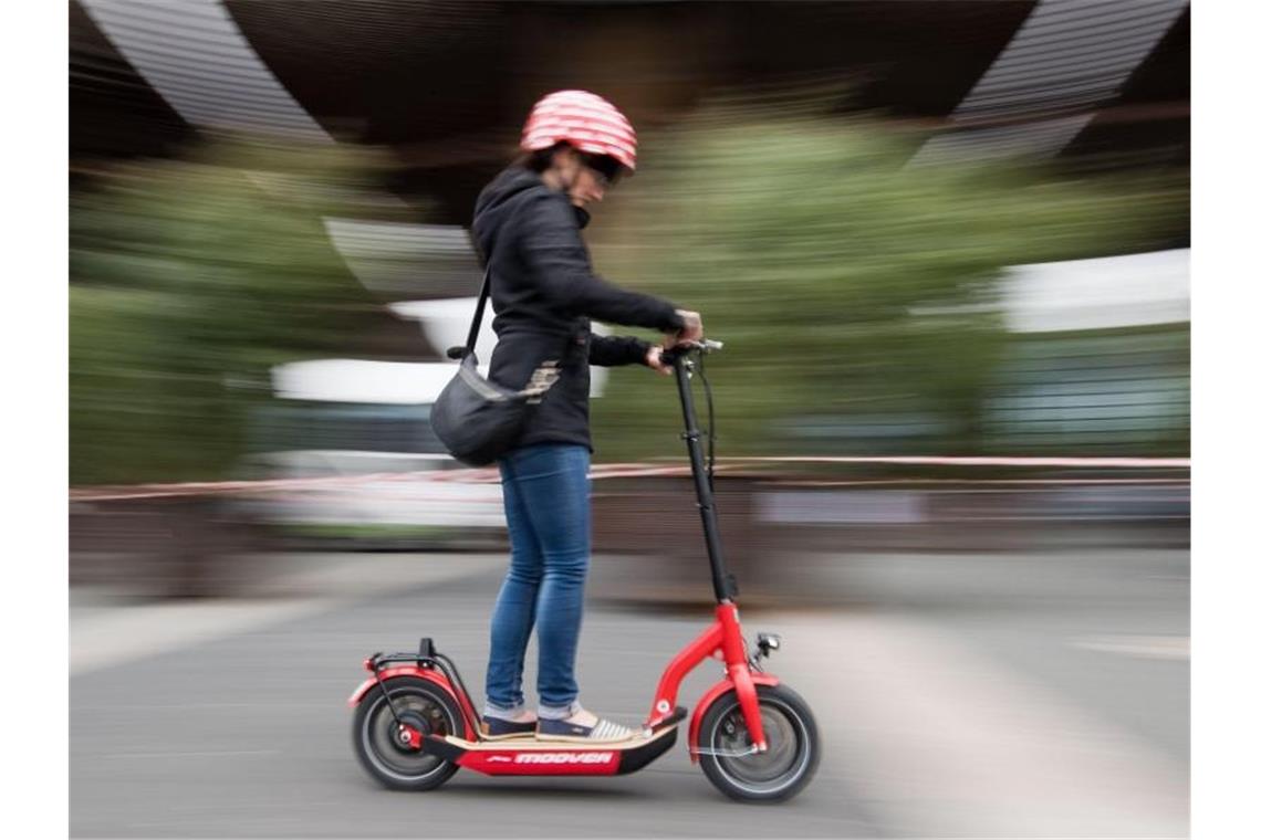 In internationalen Metropolen sind Tretroller mit Elektromotor schon unterwegs. Die Bundesregierung hat nun endgültig den Weg zur Zulassung in Deutschland freigemacht. Foto: Julian Stratenschulte