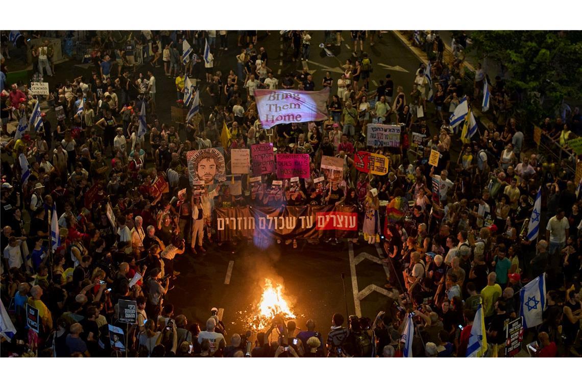 Netanjahu-Rivale will für Geisel-Deal gemeinsame Koalition In Israel fordern erneut Tausende Demonstranten eine sofortige Waffenruhe.