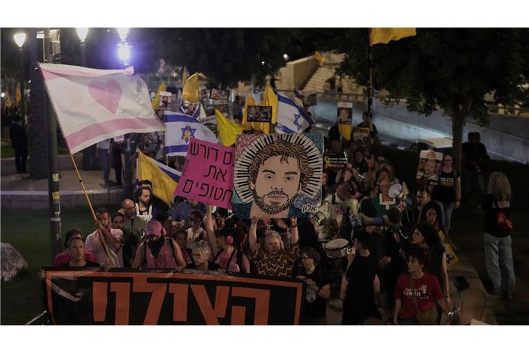 In Israel fordern erneut Tausende Menschen ein Ende des Krieges.