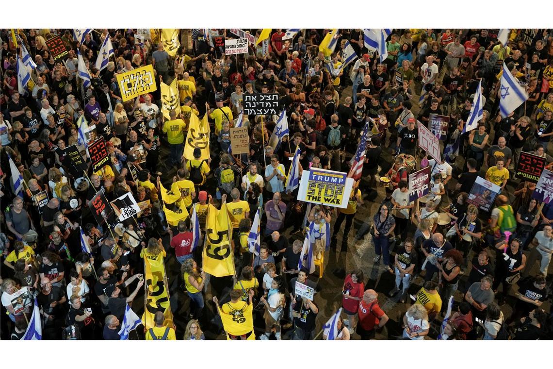 Demonstranten in Israel fordern Ende des Gaza-Kriegs In Israel gehen erneut Tausende für ein Ende des Gaza-Kriegs auf die Straße. (Archivbild)