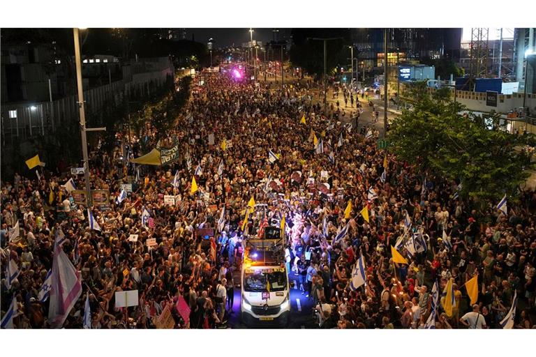 In Israel kommt es wegen der beschlossenen Ausweitung des Gaza-Krieges zu Massenprotesten.