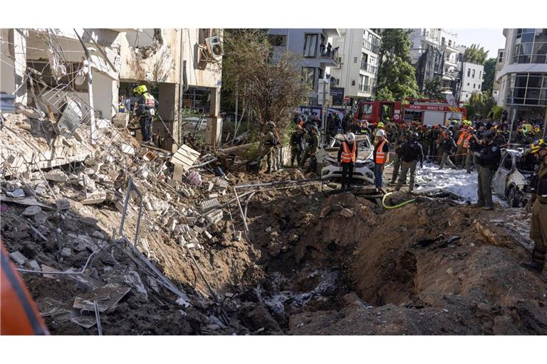 In Israel schlagen weiterhin aus dem Iran abgefeuerte Raketen ein.