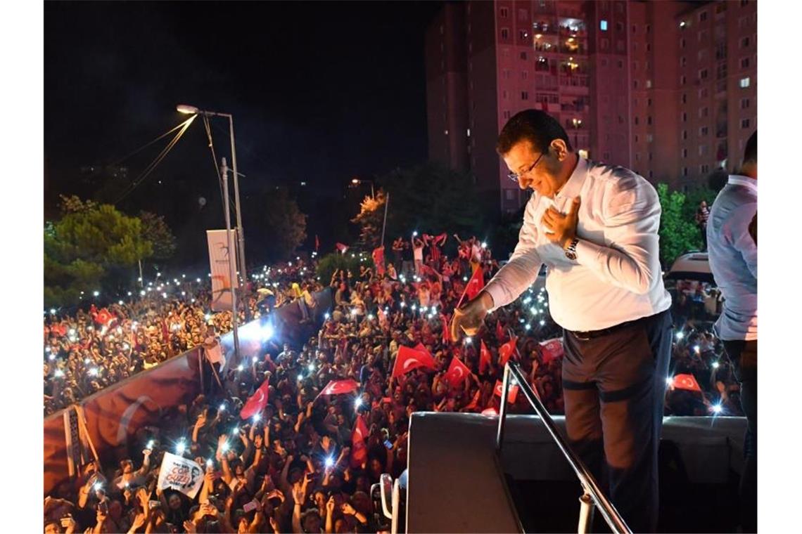 Istanbul-Wahl wird zur krachende Ohrfeigen für Erdogan In Istanbul werde es nun „Gerechtigkeit, Gleichheit, Liebe und Toleranz geben. Verschwendung, Luxus, Arroganz und Diskriminierung werden ein Ende haben“, versprach Ekrem Imamoglu nach seinem Wahlsieg. Foto: Onur Gunay/Imamoglu Media team